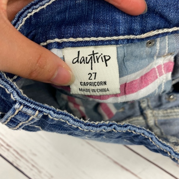 Daytrip Distressed Jean Shorts - Picture 8 of 11